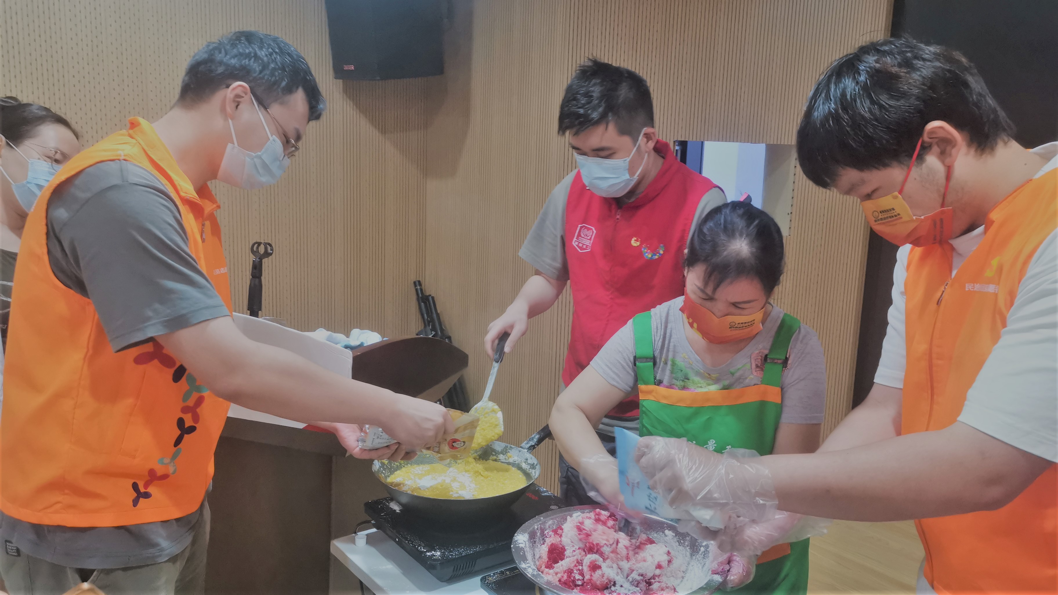 2.炒馅料.jpg 2.炒馅料.jpg